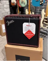 Fender Limited Edition Mustang LT25 Combo Guitar Amp Wine Red