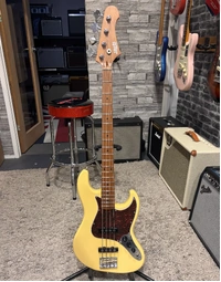 JET Guitars JJB-300 Electric Bass Roasted MN Vintage Yellow